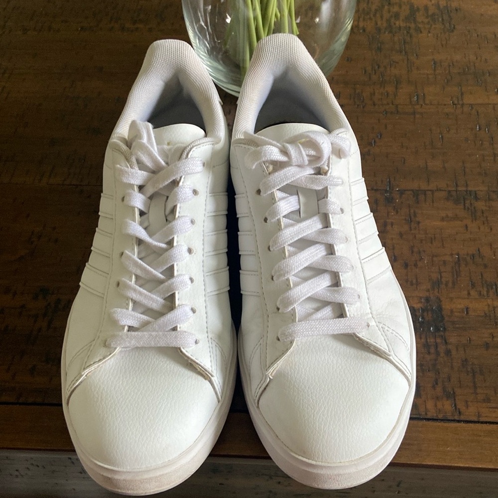 Women's White Low-Top Athletic Sneakers - Clean Casual Style